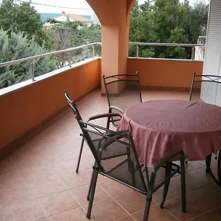 Tolles In Mit Garten, Grill Und Terrasse Нови-Винодолски